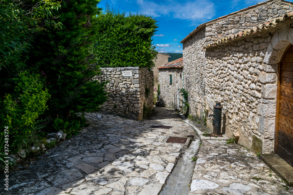 Simiane-la-Rotonde village médiéval perché dans les Alpes-de-Haute-Provence en France.