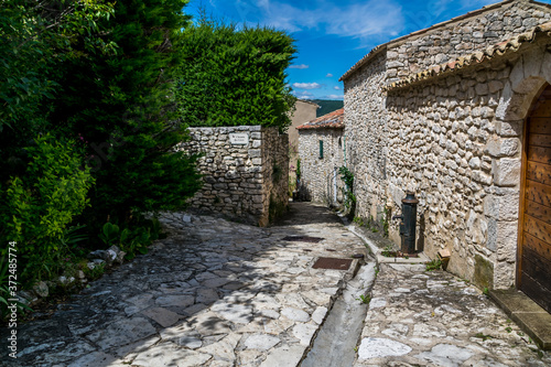 Simiane-la-Rotonde village m  di  val perch   dans les Alpes-de-Haute-Provence en France.