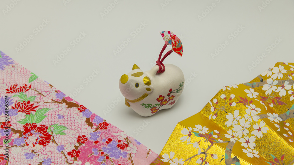 Obraz premium 2021年正月 干支 牛と扇に和紙