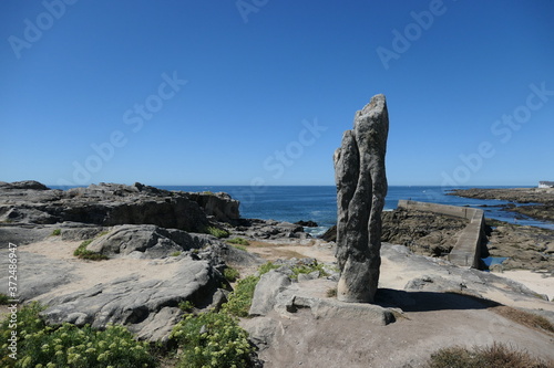 dolmen et plage bretonne