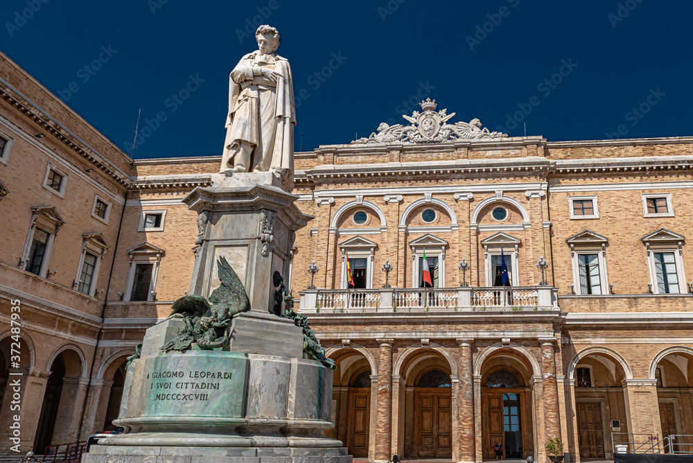 Recanati, la città marchigiana in provincia di Macerata, famosa per aver dato i natali al grande poeta italiano Giacomo Leopardi