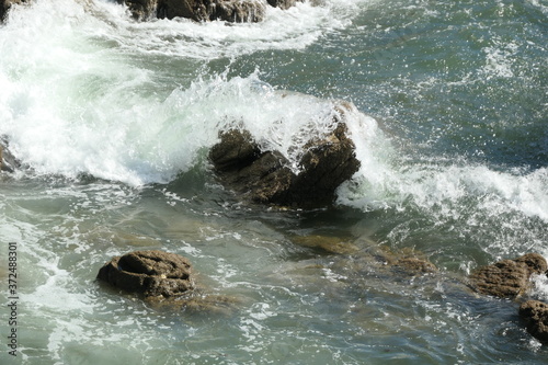 vagues sur les rochers