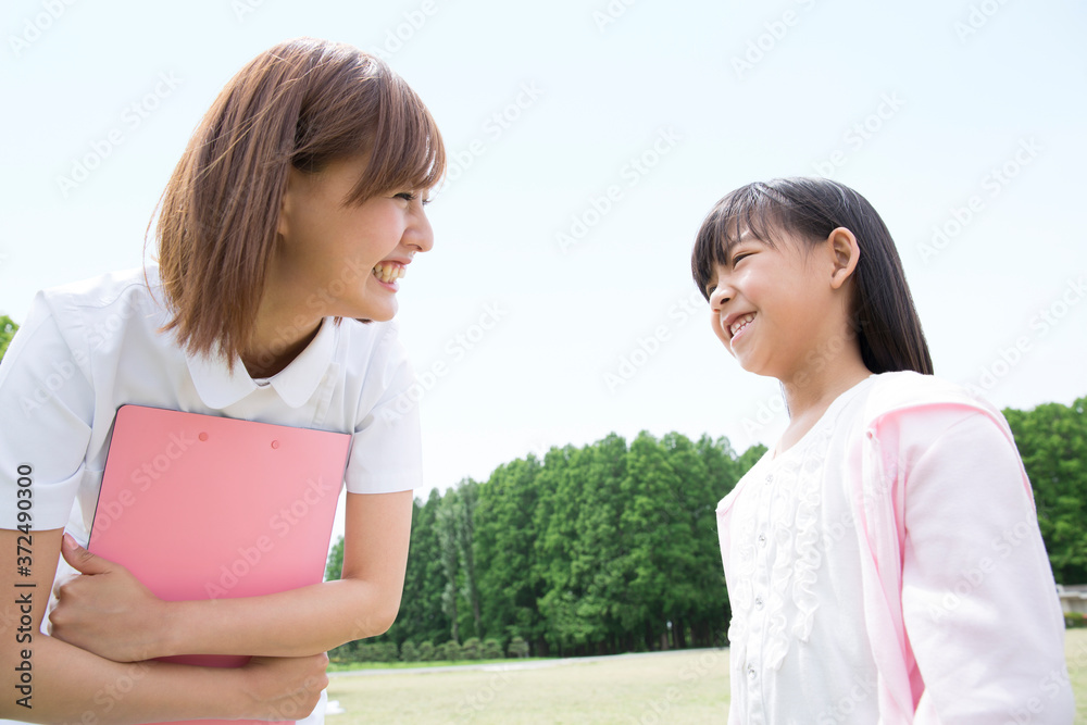 会話する看護士と子供 会話する看護士と子供