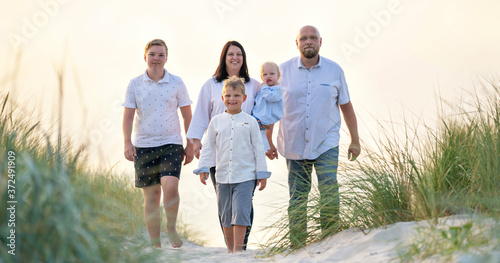 Sommer am Meer - glückliche Familie