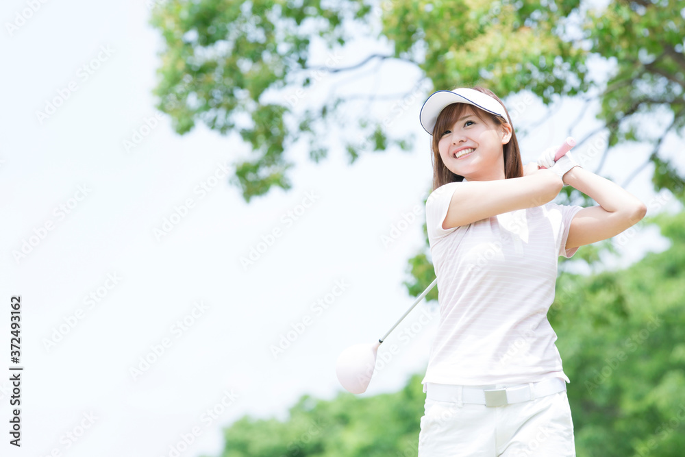 ゴルフをする女性