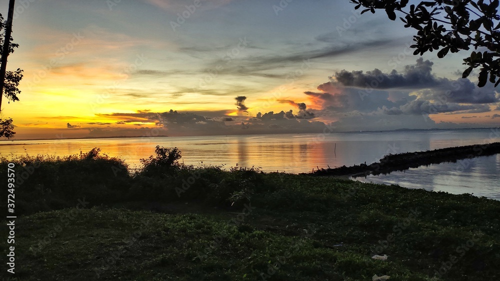 Fototapeta premium sunset on the lake