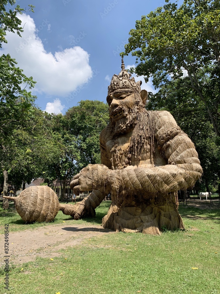 Ogre en pailles et son gourdin à Prambanan, Indonésie	
