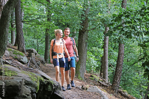 Schilderij op canvas Junges Paar beim Wandern im Pfälzerwald (Model released)