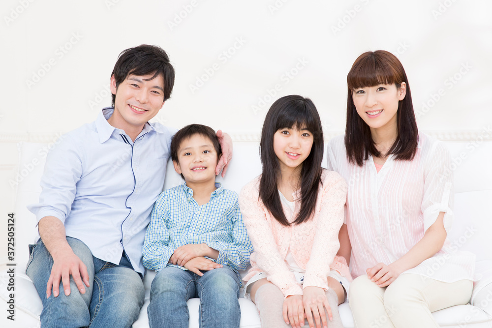 ソファに座る家族 ソファに座る家族