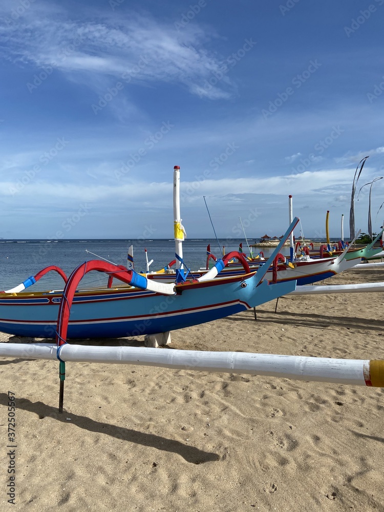 Bateaux de pêche sur la plage à Sanur, Bali, Indonésie Bateaux de pêche sur la plage à Sanur, Bali, Indonésie