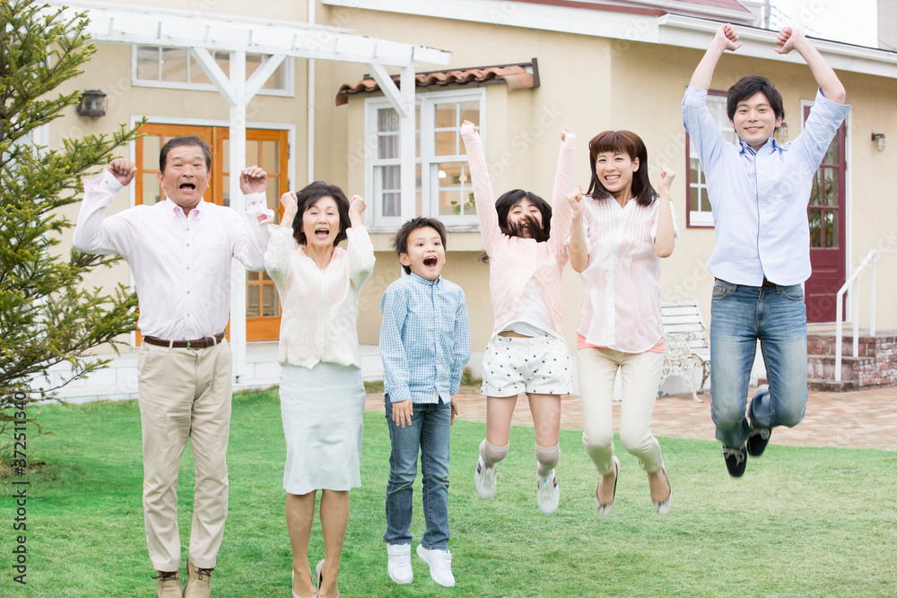 ジャンプをする三世代ファミリー