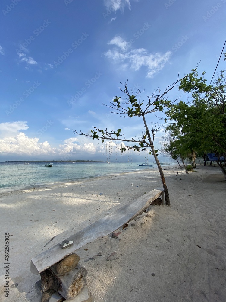 Banc sur une plage à Gili Meno, Indonésie 