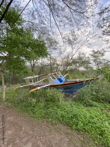 Bateau de pêche échoué en bord de mer à Gili Meno, Indonésie