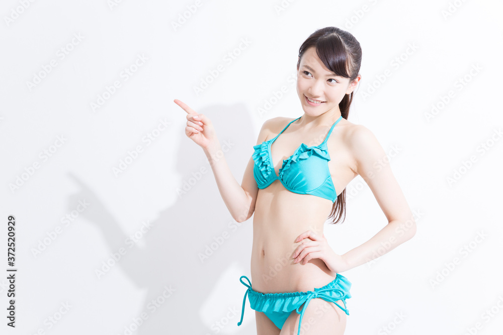指差しをする女性 指差しをする女性