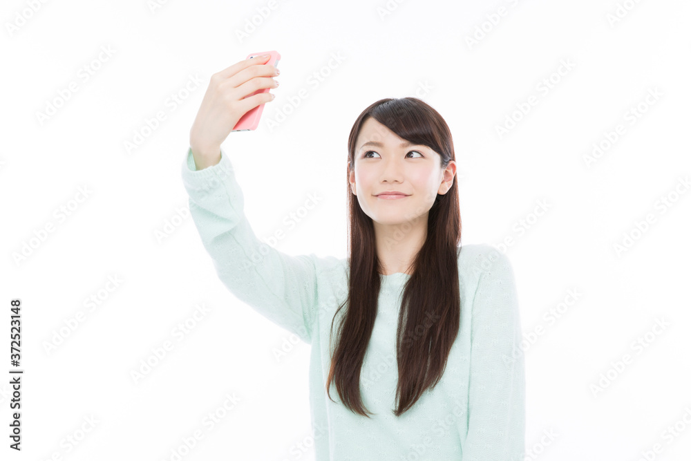 スマートフォンで撮影をする女性 スマートフォンで撮影をする女性