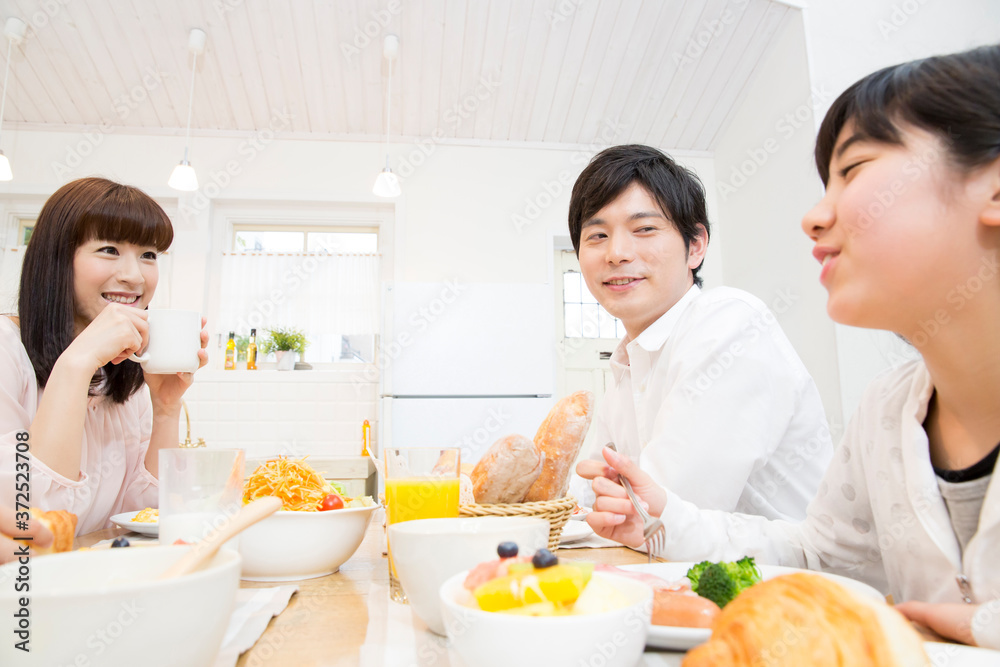 朝食を食べる親子 朝食を食べる親子