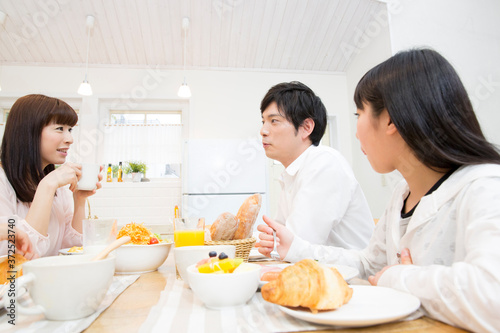 朝食を食べる親子