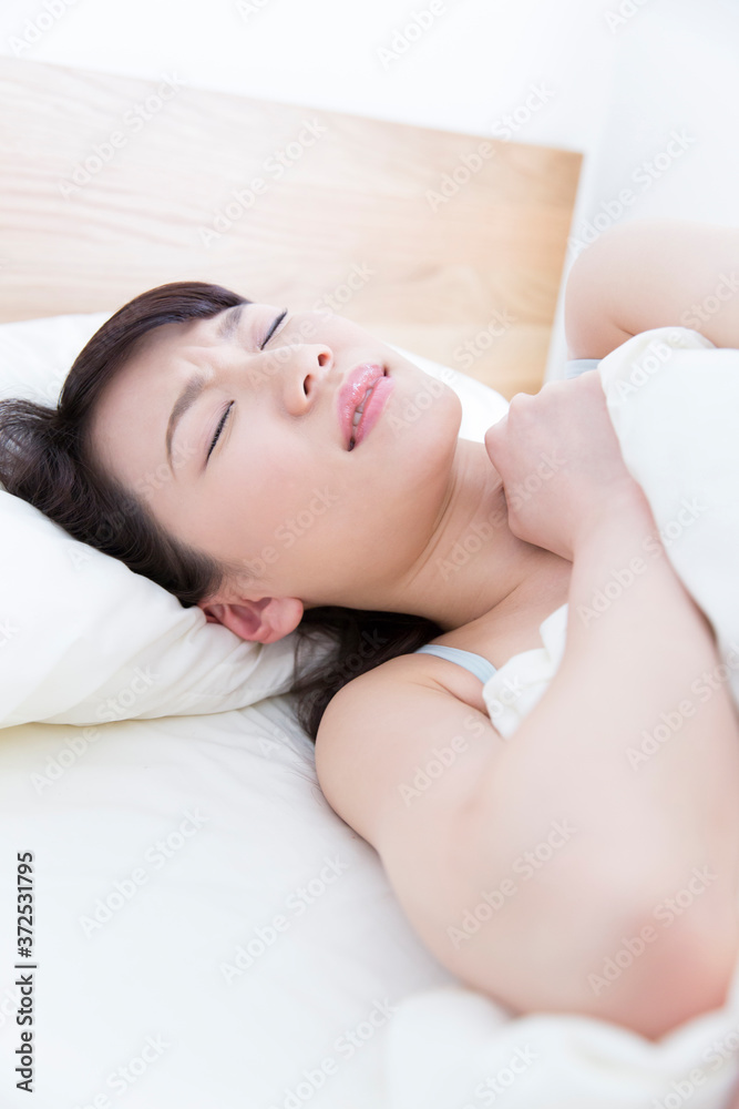 寝苦しそうな女性 寝苦しそうな女性