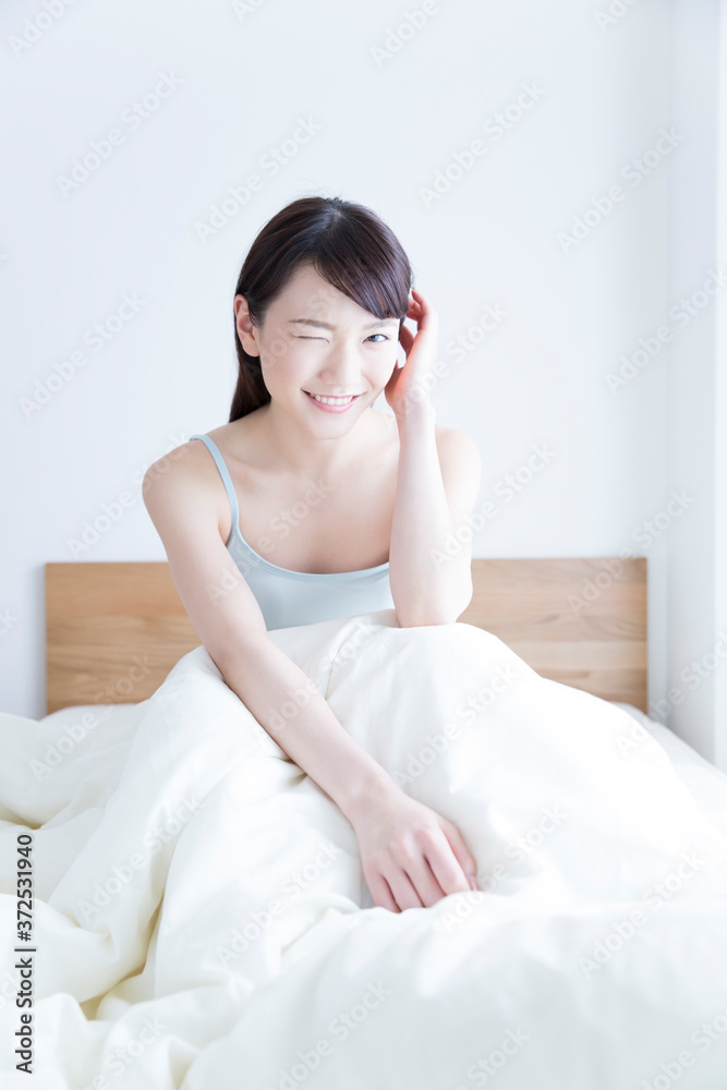 寝起きの女性 寝起きの女性