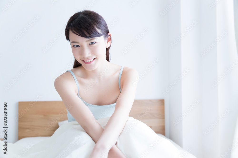 寝起きの女性 寝起きの女性