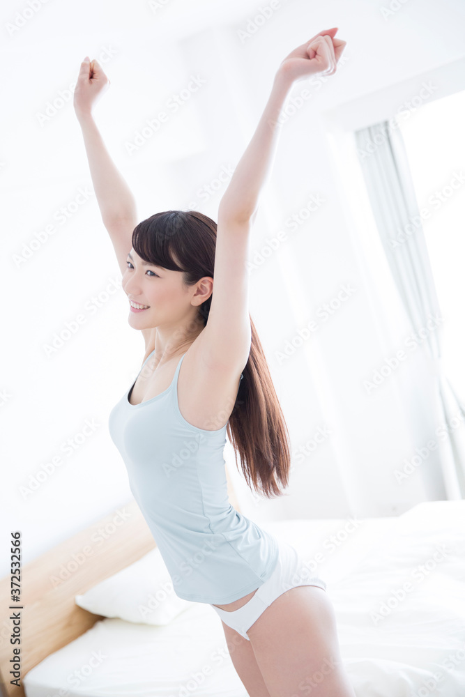 起きて伸びをする女性 起きて伸びをする女性