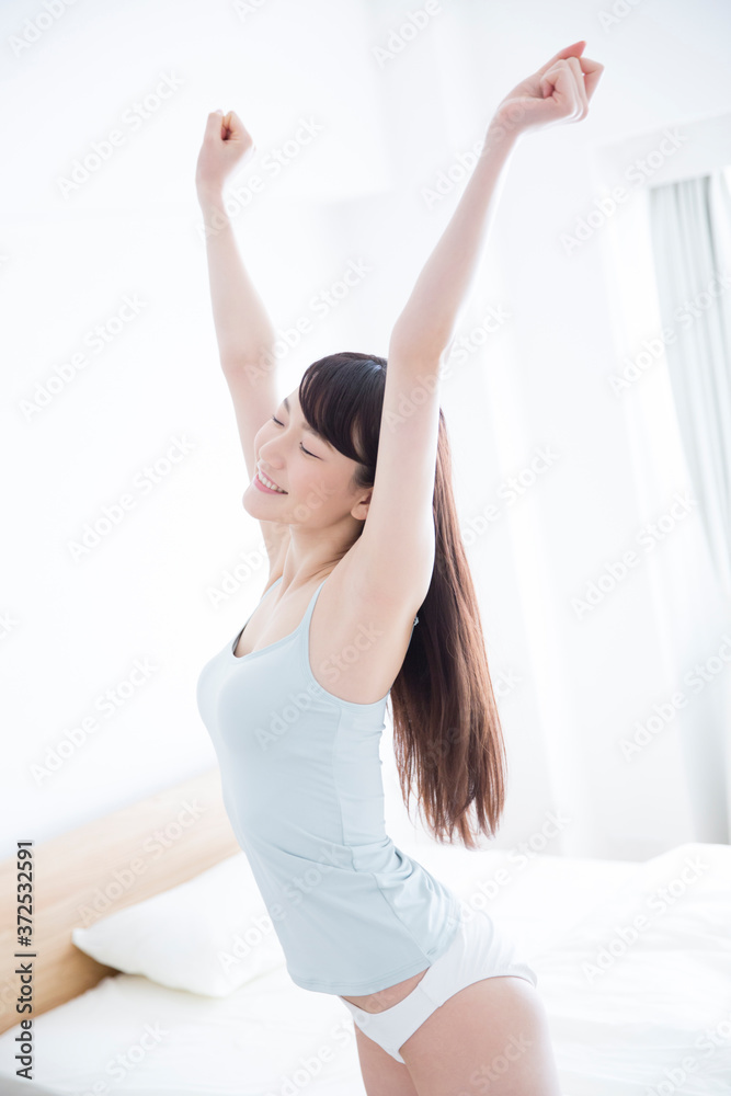 起きて伸びをする女性 起きて伸びをする女性