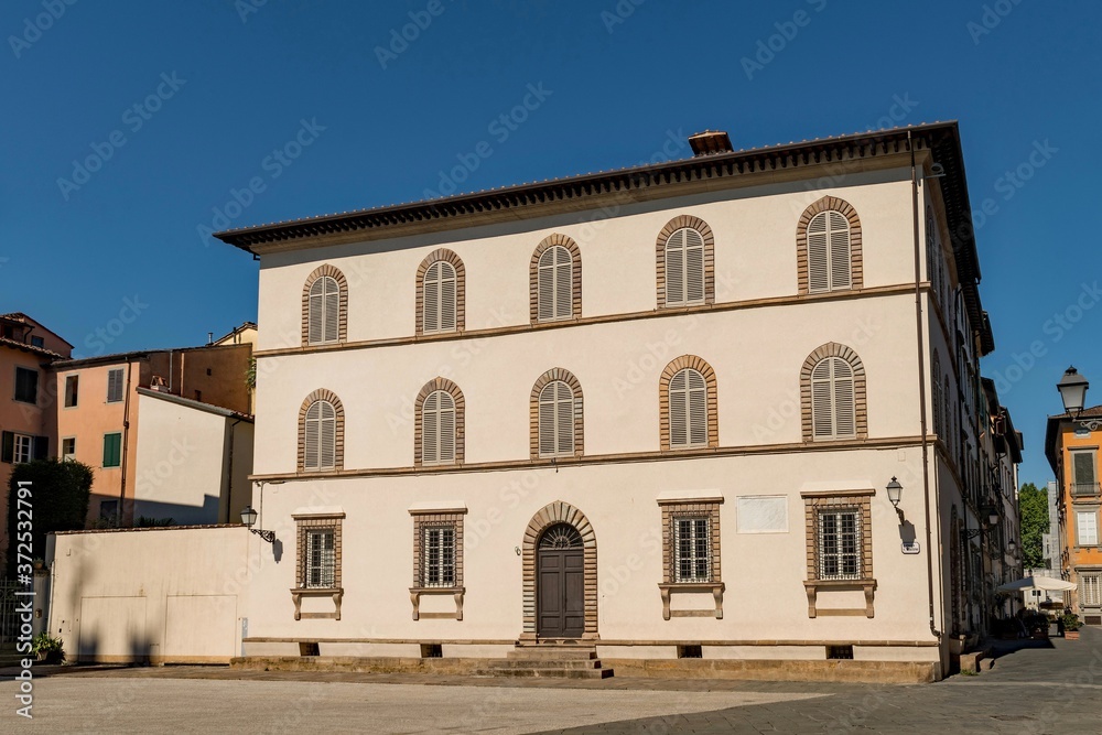 Häuserfassade an der Piazza San Martino in Lucca in der Toskana, Italien 