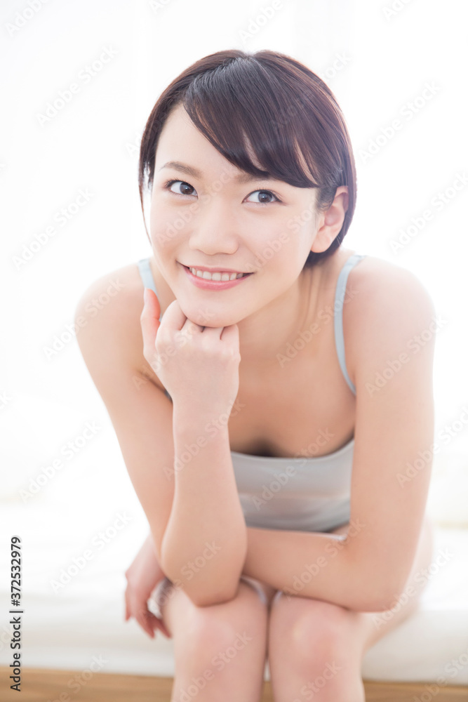 ベッドに座る女性 ベッドに座る女性