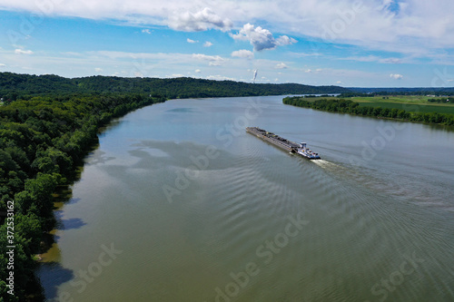 Canvas-taulu River barge traveling down the Ohio River by Cincinnati, Ohio and Northern Kentu