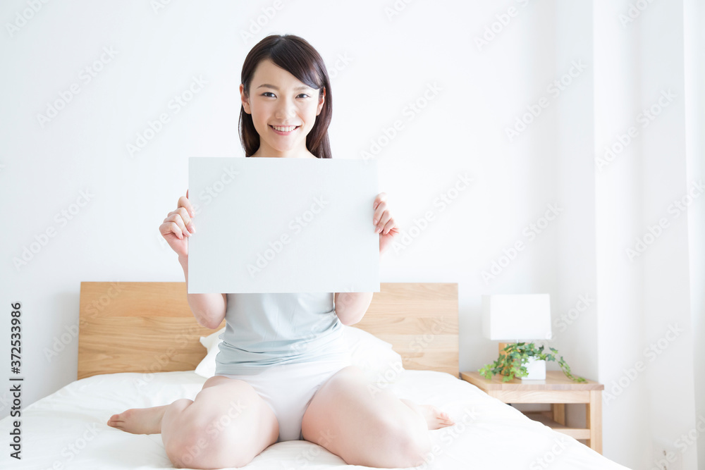 ホワイトボードを持つ女性