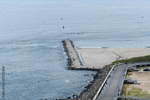 BAIT HOOK RUN
These jetty rocks facing out into Absecon bay and adjoining
with the Atlantic Ocean that run along the boardwalk are
famous for fishing game and sport for local enthusiasts.
 photo