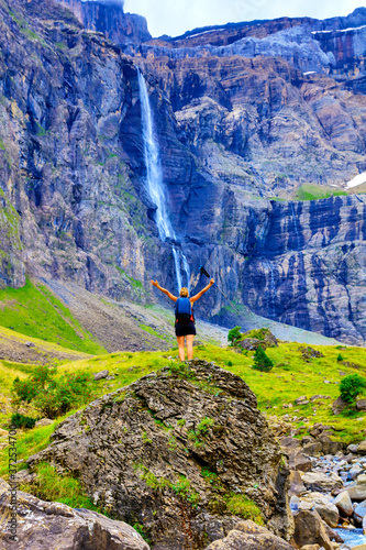 Foto Cirque de Gavarnie- happy woman looking at the waterfall