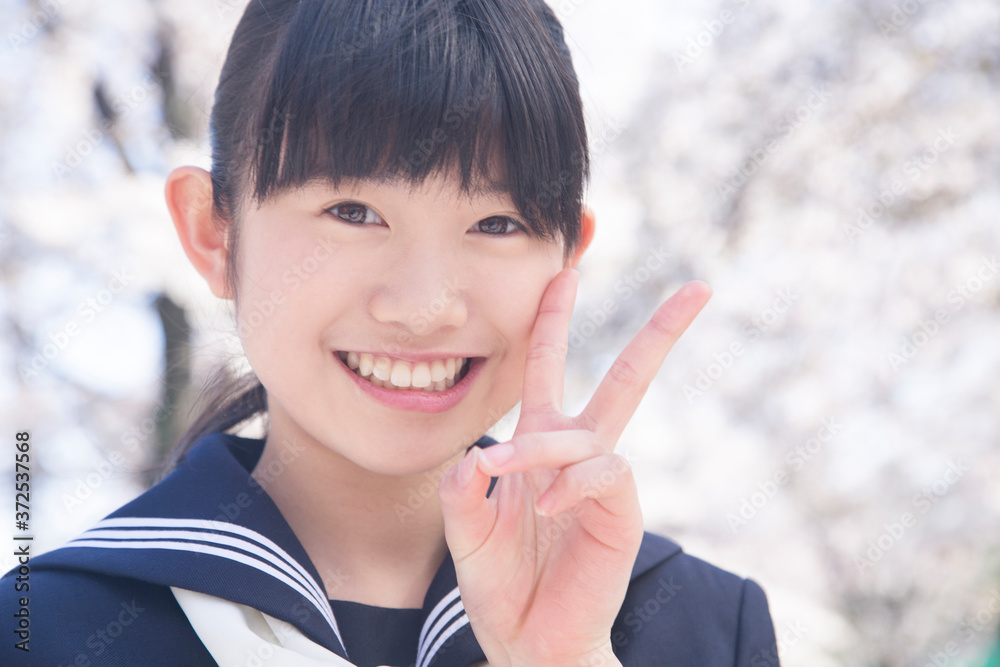 Vサインをする女子中学生 Vサインをする女子中学生
