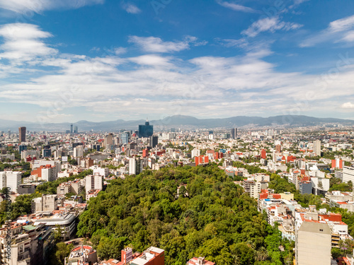 Espectacular vista aérea del skyline de la Ciudad de México sobre el Parque México de la colonia Condesa.
