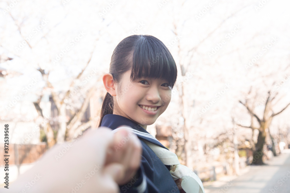 笑顔で振り向く女子中学生