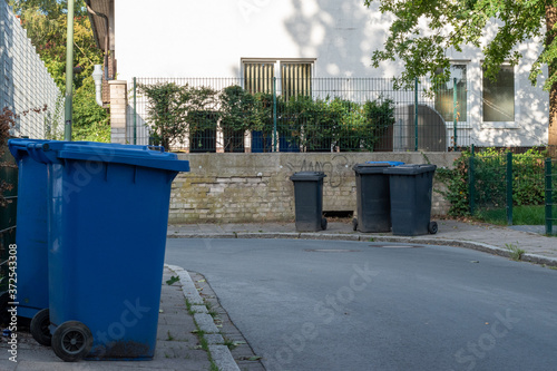 Fotografija urban street with rubbish bins out for collection