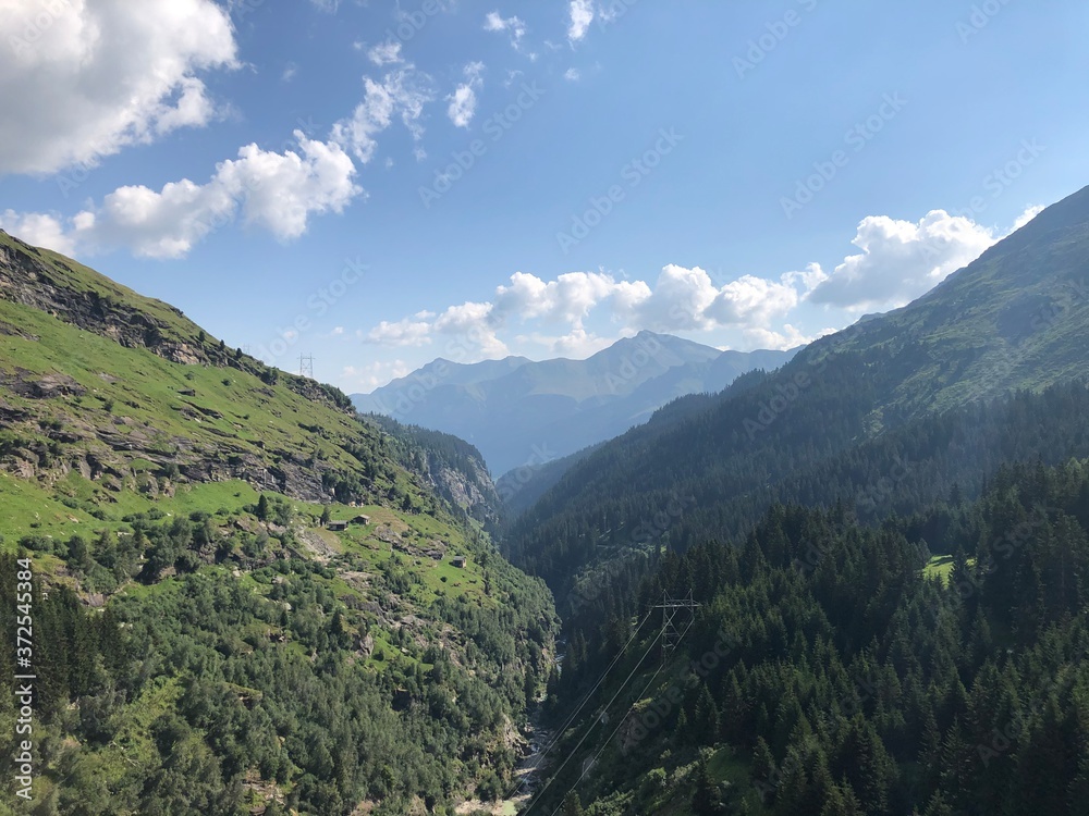 Fototapeta premium Landschaftsidylle in Zerfreila in der Schweiz 31.7.2020