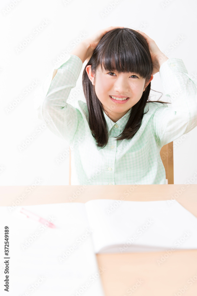 勉強で悩む女の子 勉強で悩む女の子