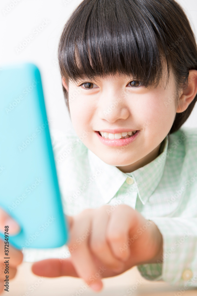 スマホを見る女の子 スマホを見る女の子