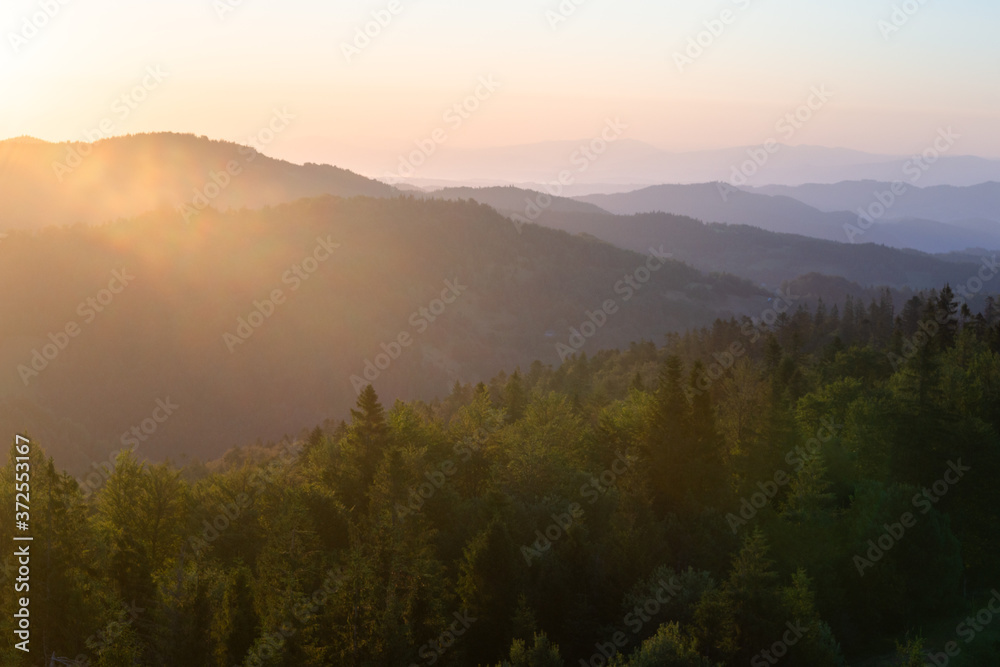 Gorczańskie Szczyty w świetle schodzącego słońca, widok z wierzy widokowej na Magurkach