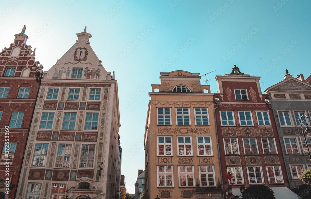 Paisaje urbano. Vista de edificios coloridos de las calles de Polonia.