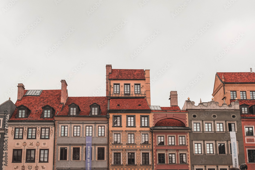 Fototapeta premium Paisaje urbano. Vista de edificios coloridos de las calles de Polonia.