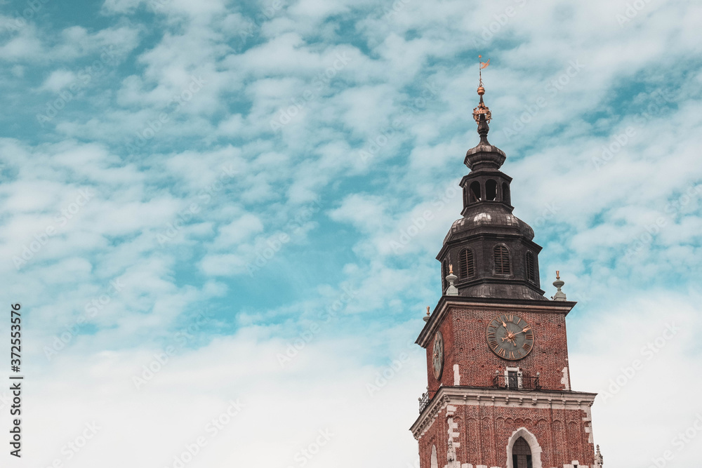 Arquitectura de Polonia. Torres sobre fondo azul.