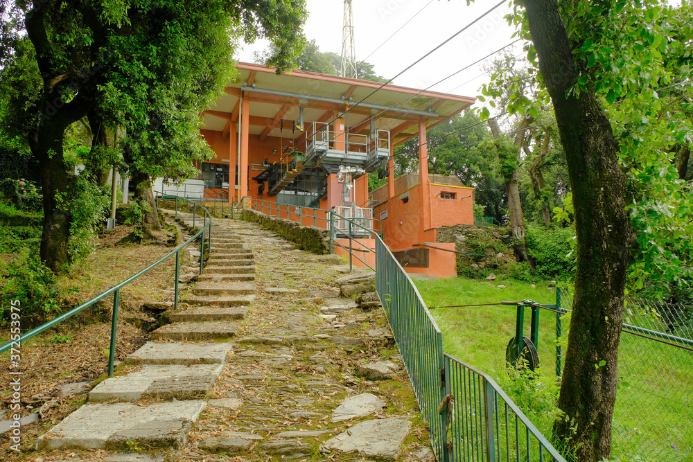 La stazione di arrivo della funivia Rapallo-Montallegro. La stazione di arrivo della funivia Rapallo-Montallegro.
