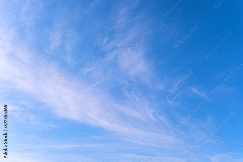 Obraz premium White Cirrus clouds against a bright blue sky