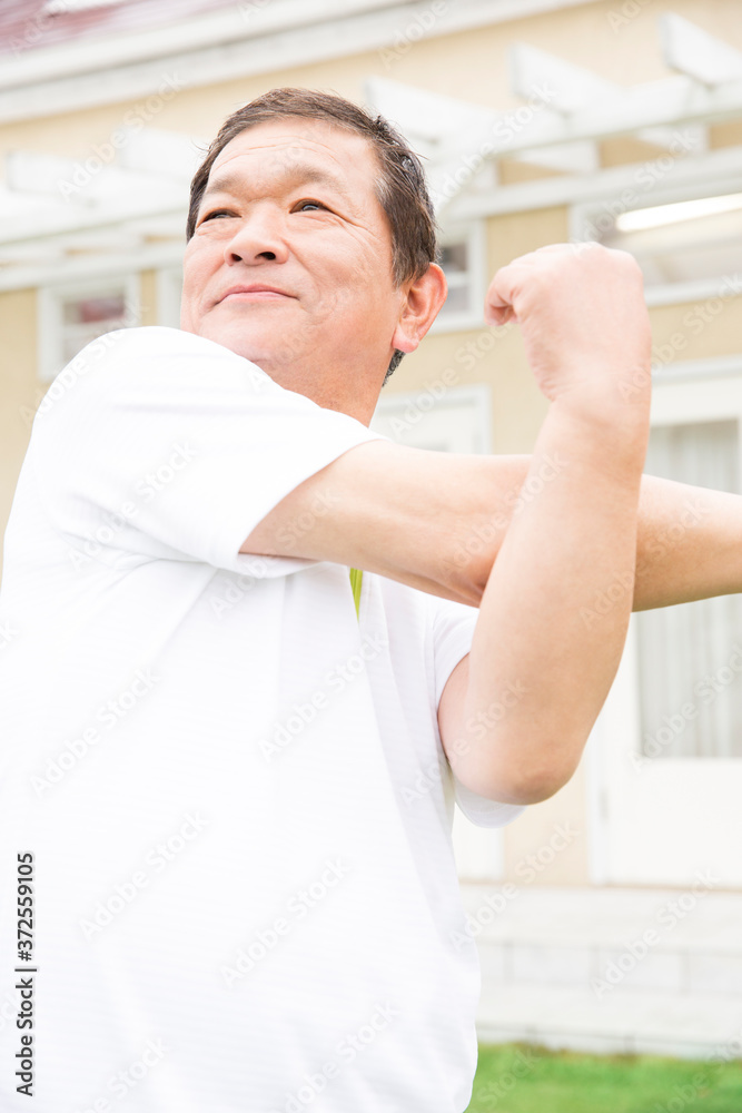 ストレッチするシニア男性 ストレッチするシニア男性