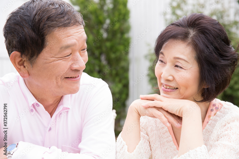 庭で会話するシニア夫婦 庭で会話するシニア夫婦