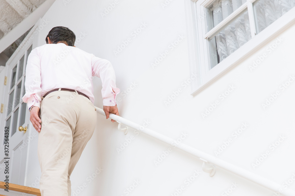 階段を上がるシニア男性 階段を上がるシニア男性