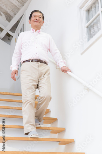 階段を降りるシニア男性