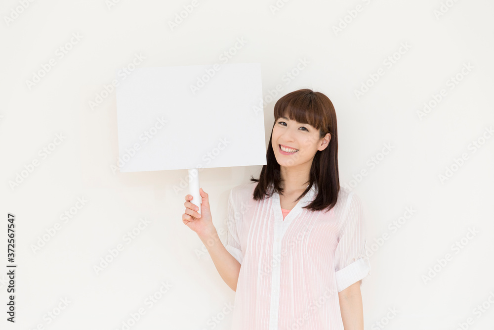 プラカードを持つ女性